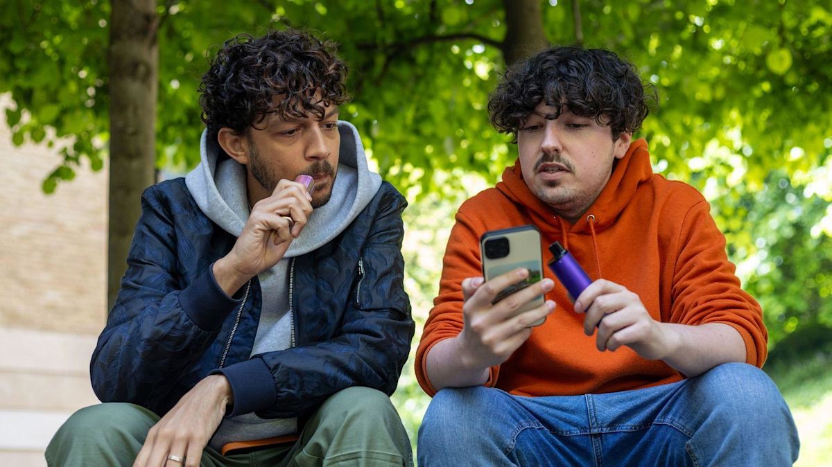 Nicotine vapes best chance to quit smoking, major review finds