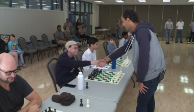 Chess grandmaster battles nearly 20 Vancouver Island players