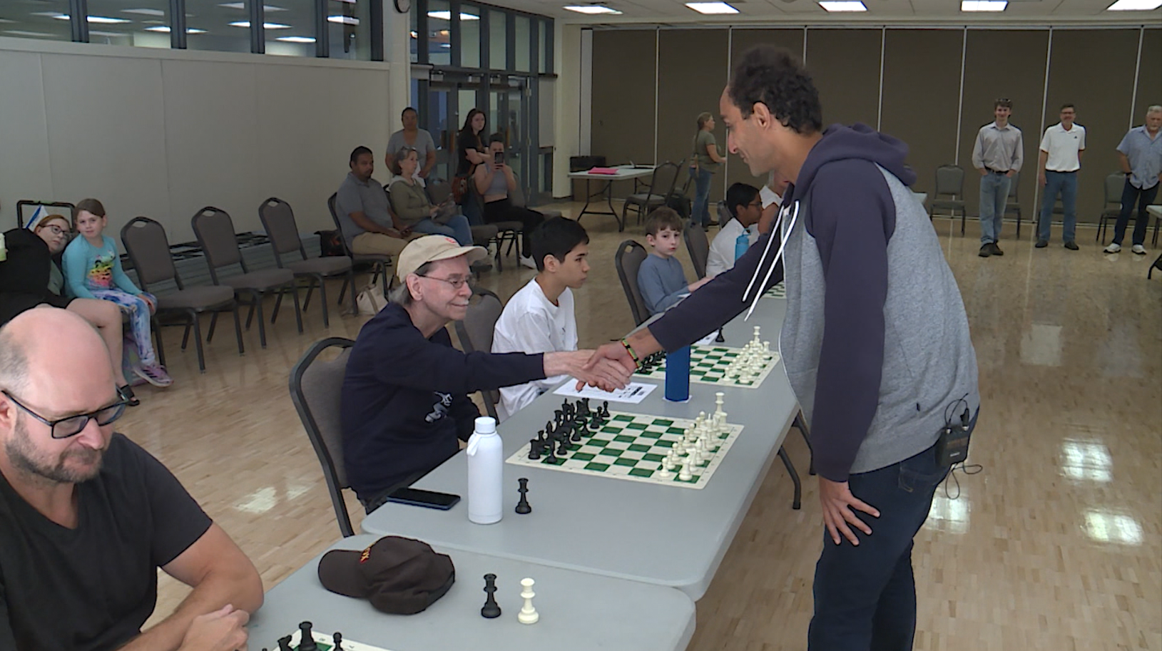 Chess grandmaster battles nearly 20 Vancouver Island players