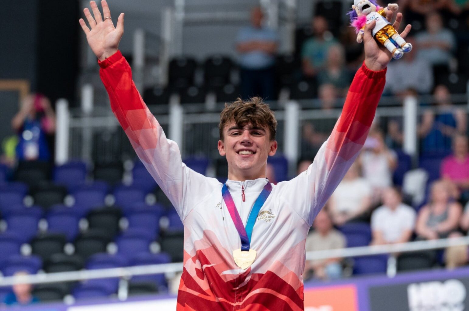Henry Hobbs scoops scratch gold in chaotic finish
