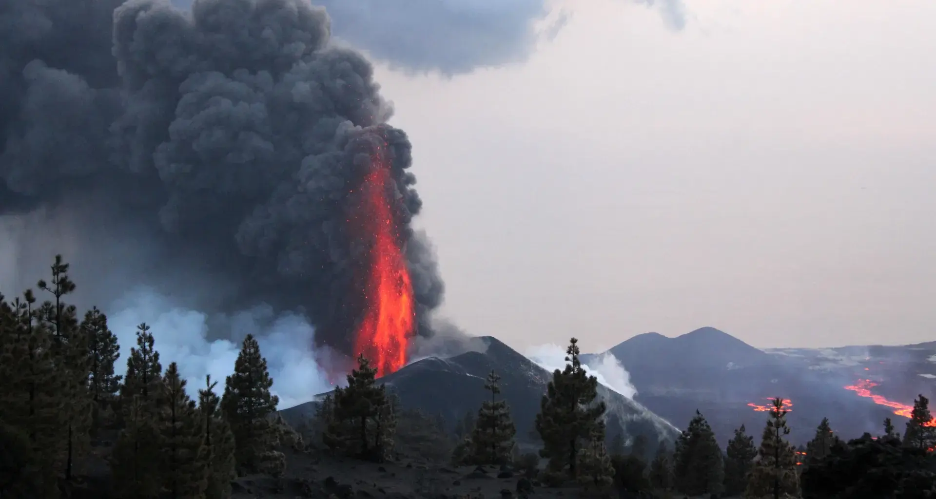 Superheated magma may power towering lava fountains