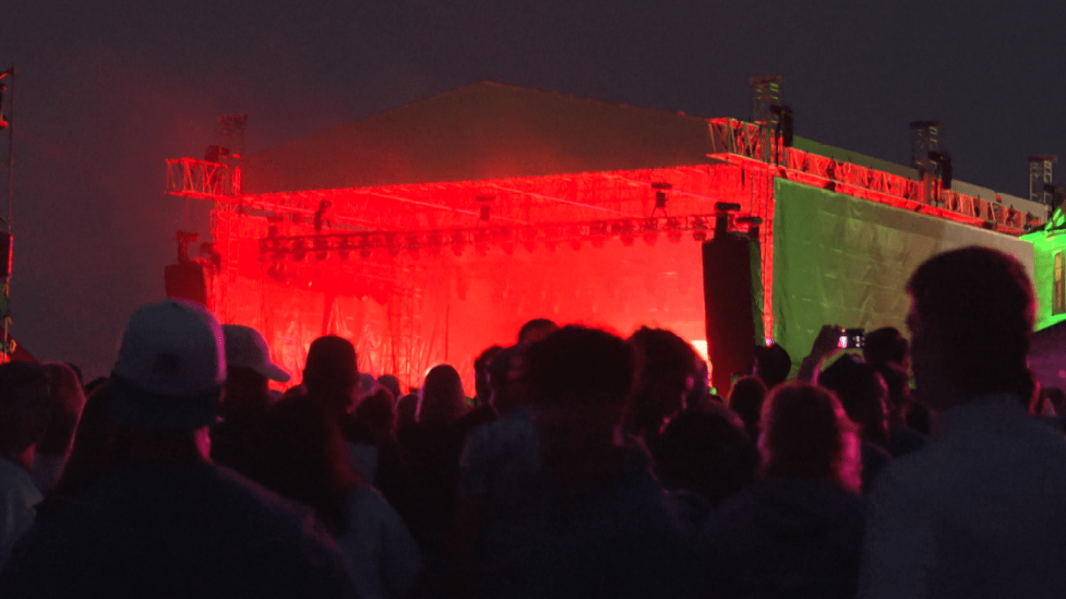 Maroon 5 free beach concert draws massive crowd in Narragansett – NBC Boston