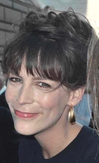 Jamie Lee Curtis, Michelle Yeoh, women supporting women, hype woman, competition, Golden Globes, Erin Gallagher, LinkedIn, viral, inspirational