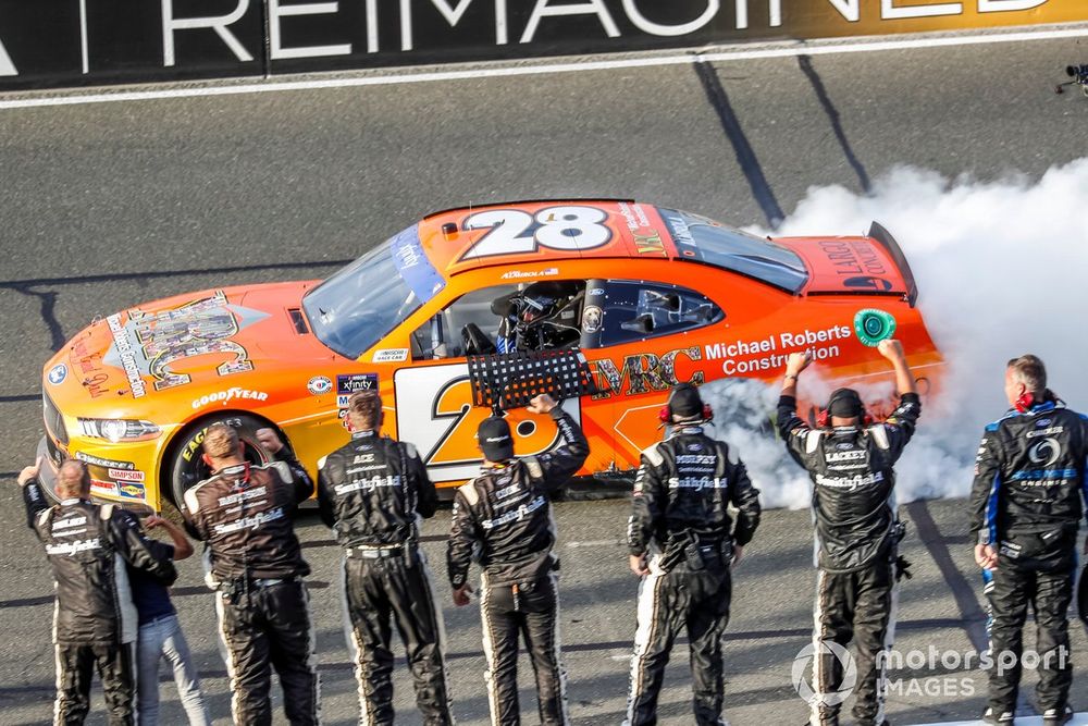 Race winner Aric Almirola, RSS Racing, Ford Mustang