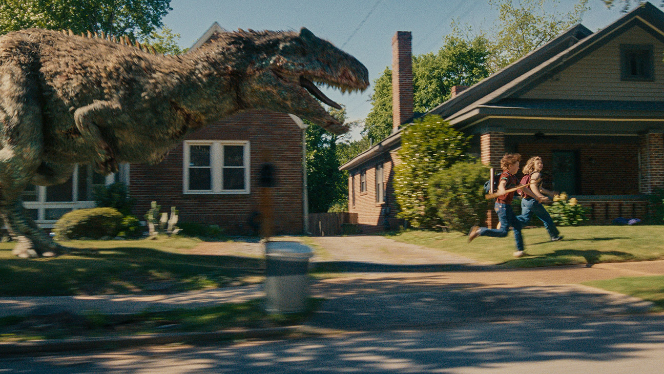 Caption: (L-r) Christian Convery as Brian Platt, Maisy Stella as Audrey Platt in The End of Oak Street, A Warner Bros. Pictures release.