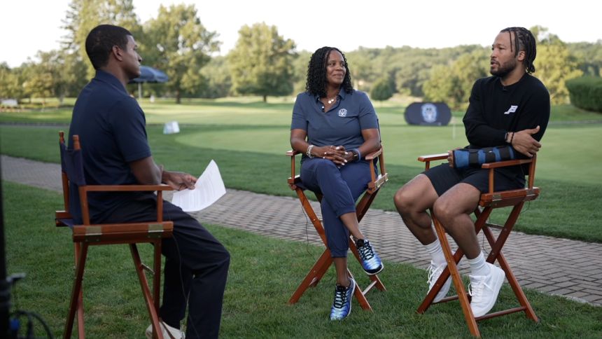 CNN's Omar Jimenez speaking to Jalen Brunson and his mother, Sandra.
