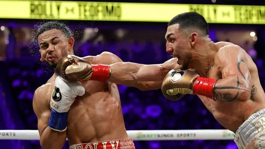 Teofimo-Lopez-Outboxes-Rolly-Romero.jpg
