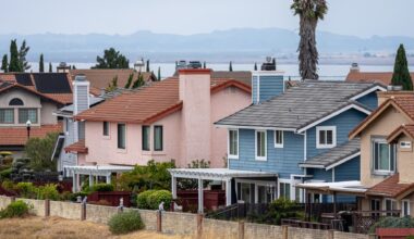 30-year fixed mortgage rate tops 7% for the first time in over a year