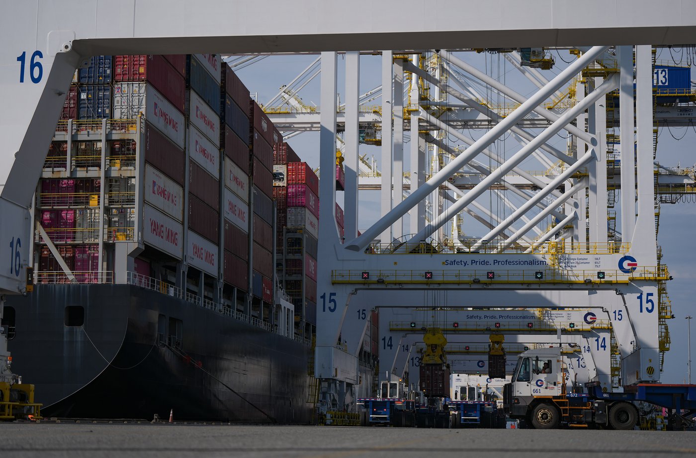 Grain, oil exports fuel record cargo volumes at Port of Vancouver