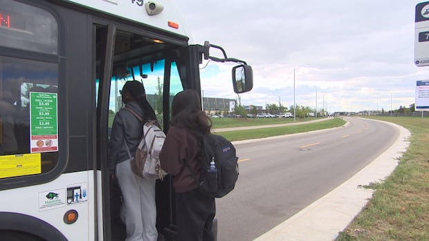 Winnipeg students in Grades 11, 12 will be 1st to get free transit passes