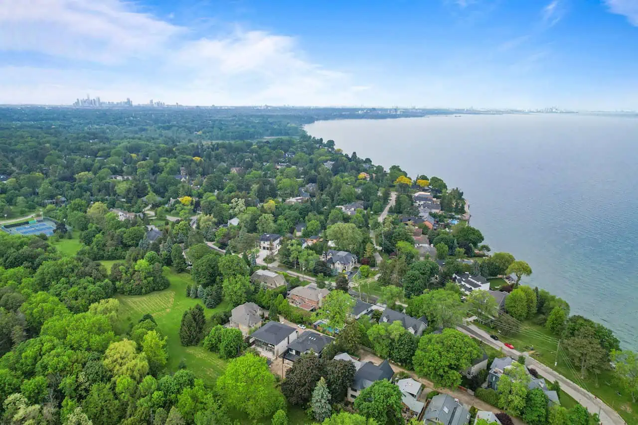 House of the Week: New modern estate surrounded by forest and lake views in Mississauga