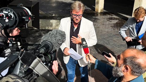 Winnipeg mayoral candidate Kevin Klein faces fresh attacks as he makes campaign official