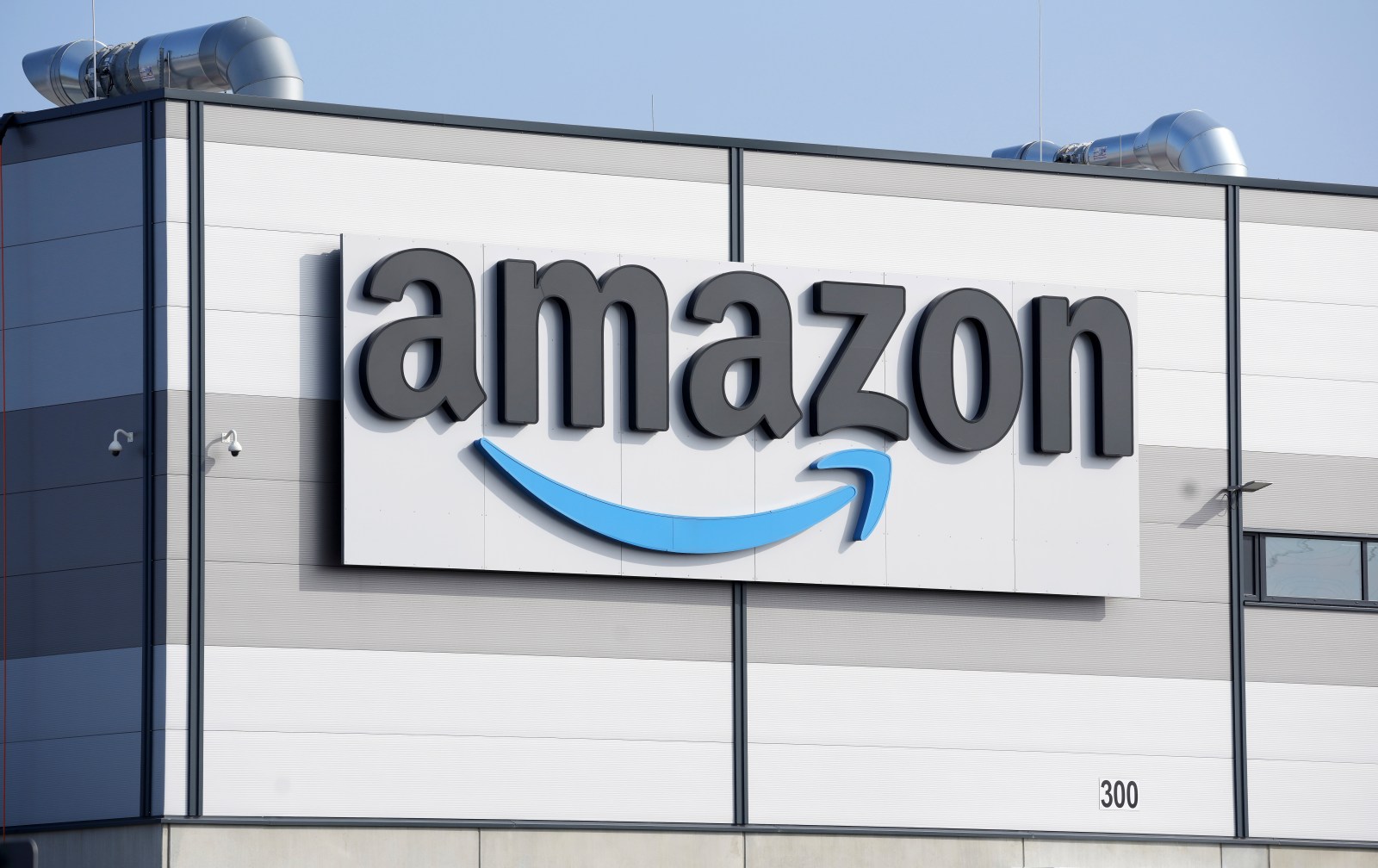 Amazon cargo plane sends up billowing cloud of smoke after overrunning runway at Miami airport – Winnipeg Free Press