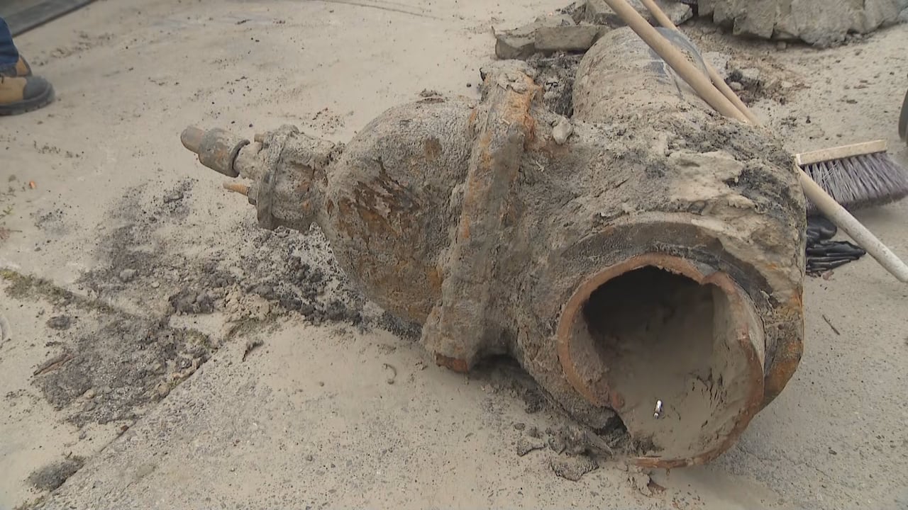 RAW EAST END WATERMAIN BREAK FOLO_frame_10860