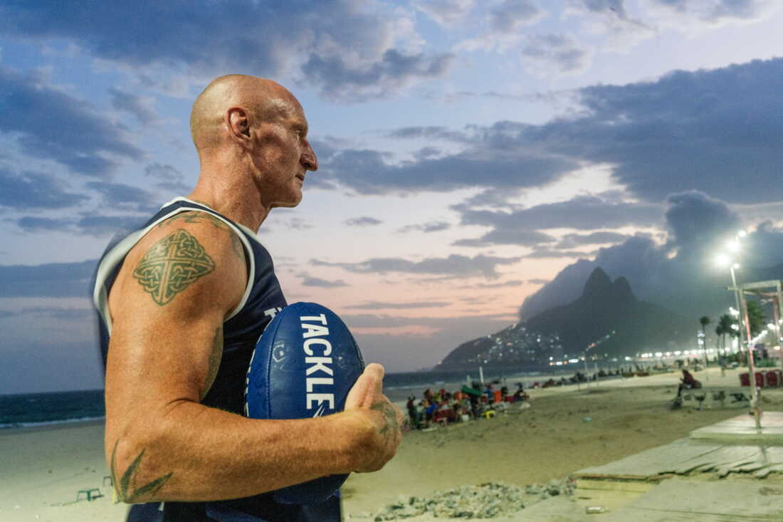 Rugby legend Gareth Thomas poses for a portrait during a campaign in Rio's beach Ipanema Tacke Hiv. Rio de Janeiro, Brazil. July 29, 2026. Photo: Ian Cheibub