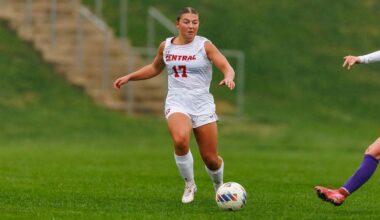 DeVos leads Dutch past Pipers in women’s soccer