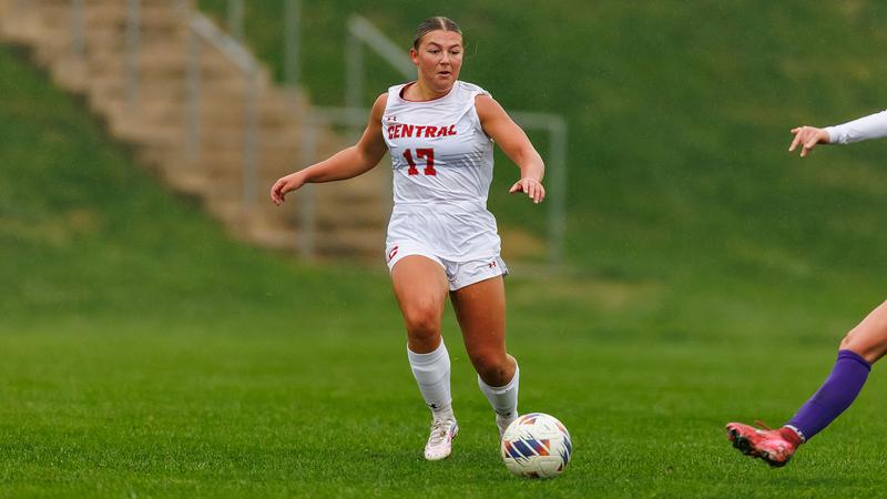 DeVos leads Dutch past Pipers in women’s soccer
