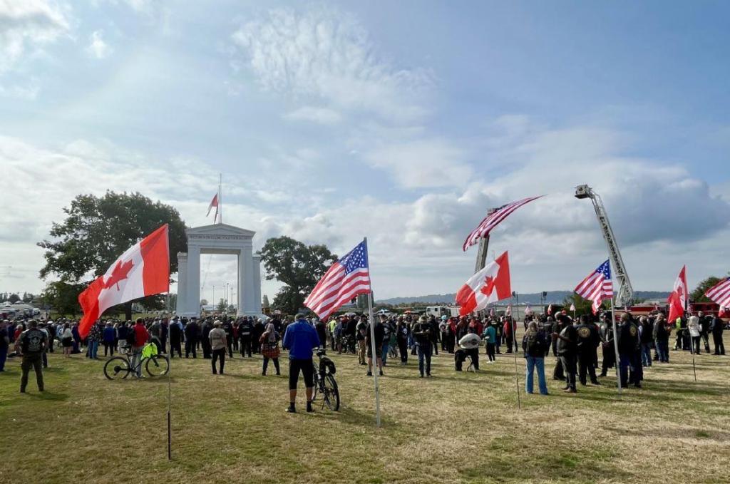 Remembering 9/11: Canadians, Americans gather at South Surrey border