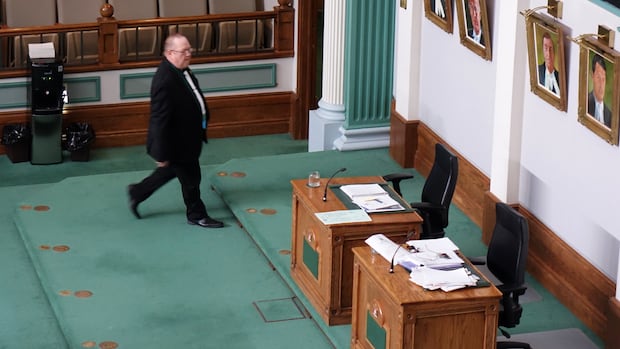 Keith Russell announces split from PC party; will sit as an independent