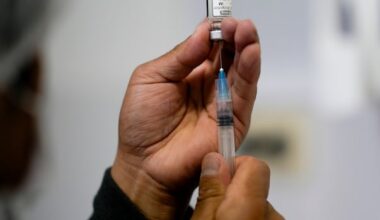 Alberta government maintaining COVID vaccine fee as it prepares for fall influenza campaign