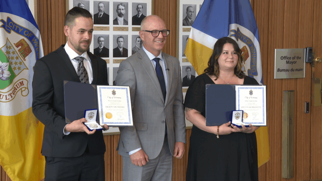 2 Winnipeggers receive Mayor’s Award of Valour for rescuing father-daughter duo from Red River