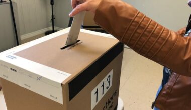 Élections Québec has told employees not to speak English. Does that violate Anglos' rights?