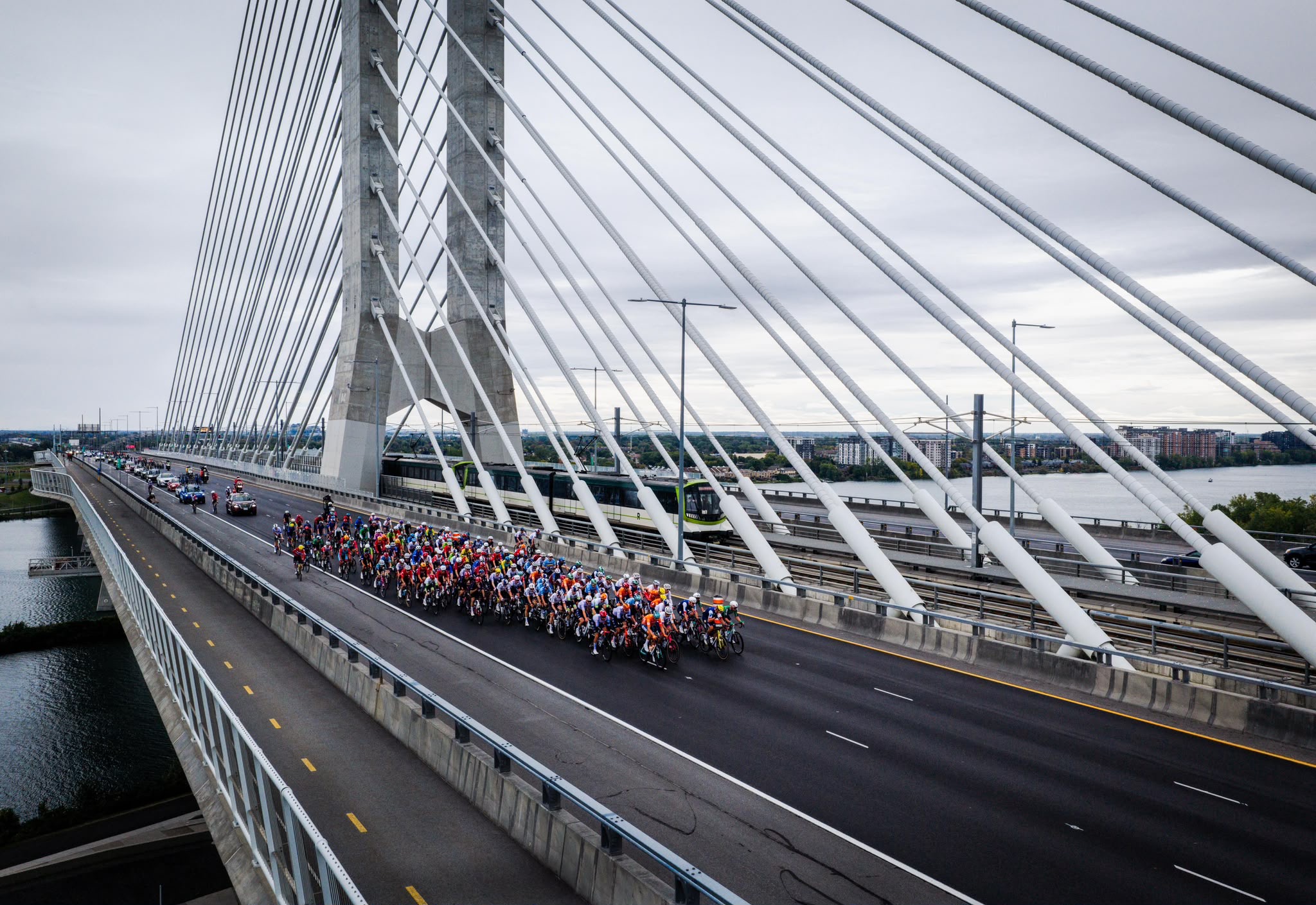 The men's peloton crossing the Samuel-De Champlain Bridge. UCI Road World Championships, Montréal, Quebec, Canada, 27 September 2026. Photo courtesy of Mondiaux2026/David Marcotte