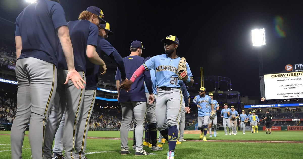 MLB playoff watch: AL Central race tightens; Brewers claim NL Central