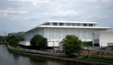 Trump-appointed Kennedy Center board votes to shutter building