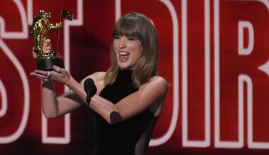 Taylor Swift becomes most-awarded artist in MTV VMAs history, dedicates top prize to Dolly Parton - CTV News