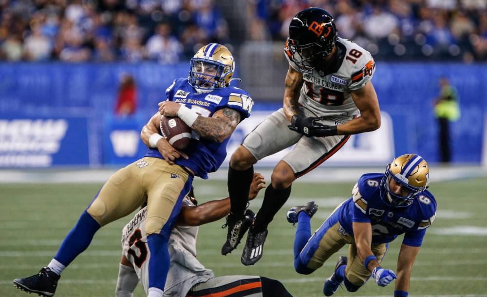 John Woods / THE CANADIAN PRESS FILES
Winnipeg Blue Bombers linebacker Tanner Cadwallader, intercepting a pass, can play multiple positions on both sides of the ball, head coach Mike O’Shea said.