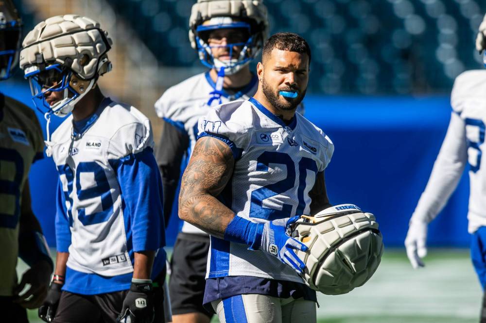 MIKAELA MACKENZIE / FREE PRESS
Winnipeg Blue Bombers running back Brady Oliveira (20) said he understands his head coach’s decision to not go for a potential two-point walk-off convert in Sunday’s Labour Day Classic. If the Blue and Gold win Saturday’s Banjo Bowl, the season series will be decided by point differential.