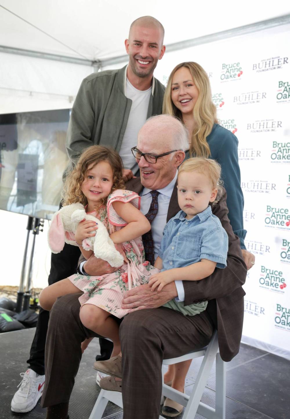 RUTH BONNEVILLE / FREE PRESS
The Oake family (clockwise from top): Darcy Oake, his wife Leslie and their children Harlan, 2, and August, 4, with patriarch Scott Oake.