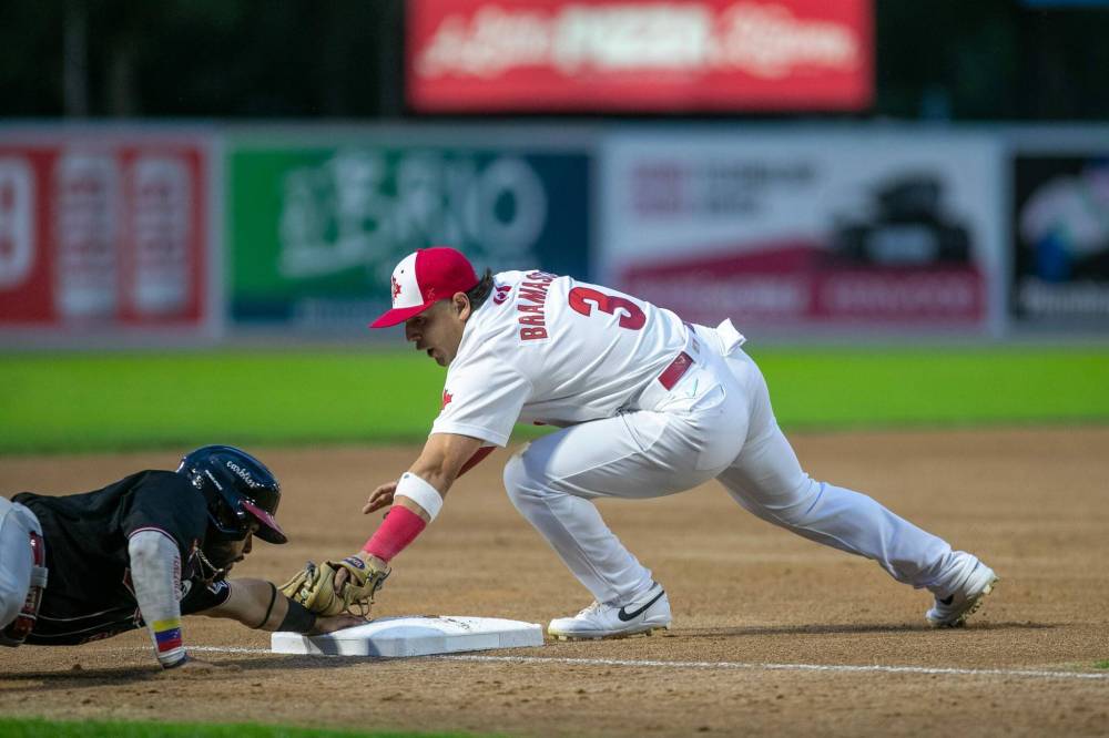 BROOK JONES / FREE PRESS
Winnipeg Goldeyes third baseman Ramón Bramasco attempts to tag out Brian Fuentes.