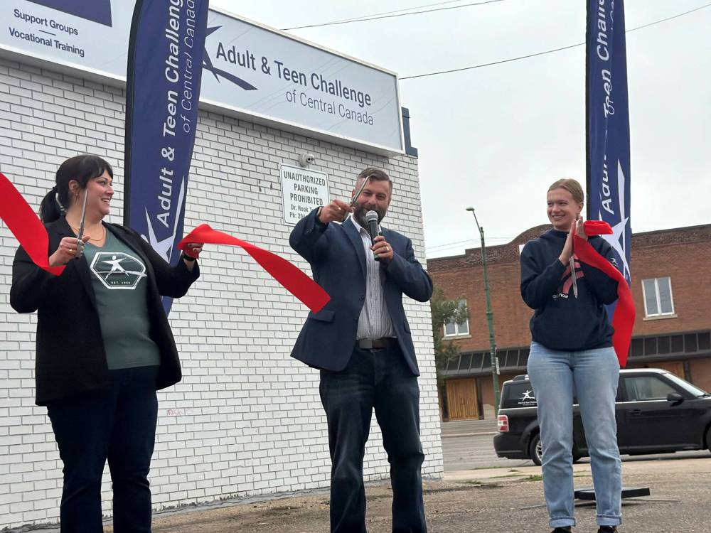 MORGAN MODJESKI / FREE PRESS
Daniel Emond, president and CEO of Adult & Teen Challenge of Central Canada, cuts a ribbon to open the organization’s new community services office at 1020 Main St. in Winnipeg.