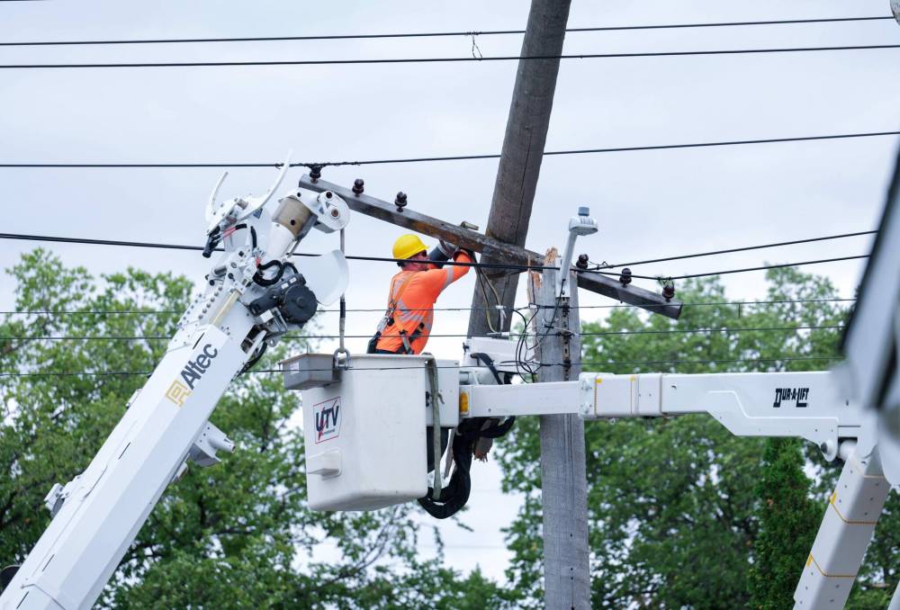 Ruth Bonneville / Free Press
Manitoba Hydro crews work to repair several hydro poles that snapped or fell down after a severe storm tore through River Heights on Sept. 6.
