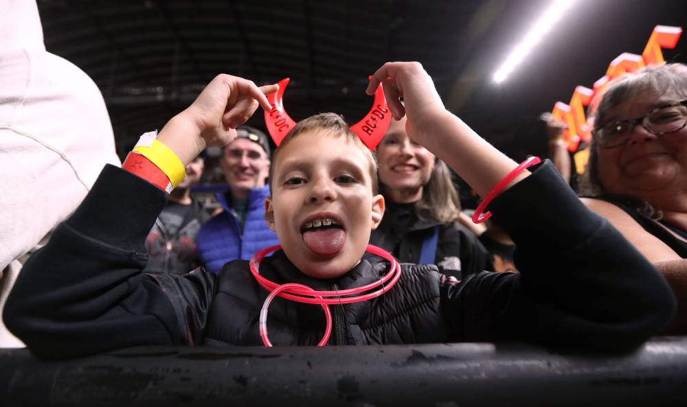 JASON HALSTEAD / FREE PRESS
Silas Pylypiw, 9, gets ready for AC/DC to take the stage with his parents Mavis and Jonathan.
