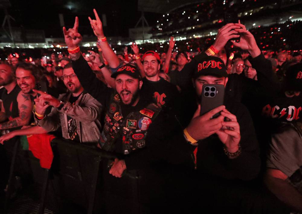 JASON HALSTEAD / FREE PRESS
Hardcore AC/DC fans Mark Cacciatore (centre left) and Hugo Bernier (with phone) are from France. They have been following the band across Canada.