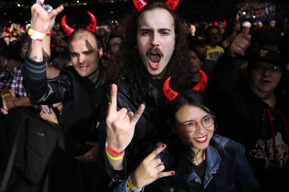 JASON HALSTEAD / FREE PRESS
Front-row fans (from left) Vova Turlak, Andre Bornmann and Luma Lopes were excited.