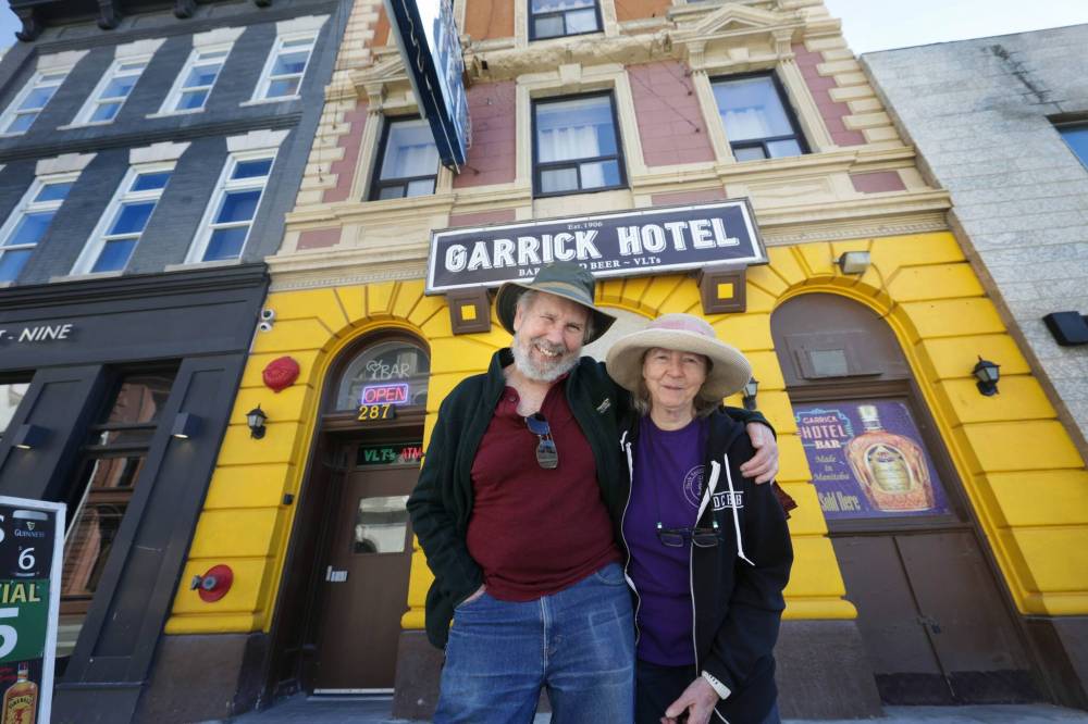 Ruth Bonneville / Free Press
Retiree Dave Hall, with his partner Barb Remnant, says he loves downtown Winnipeg. After giving away his car, Hall regularly walks from his Langside Street home to his favourite downtown haunts.