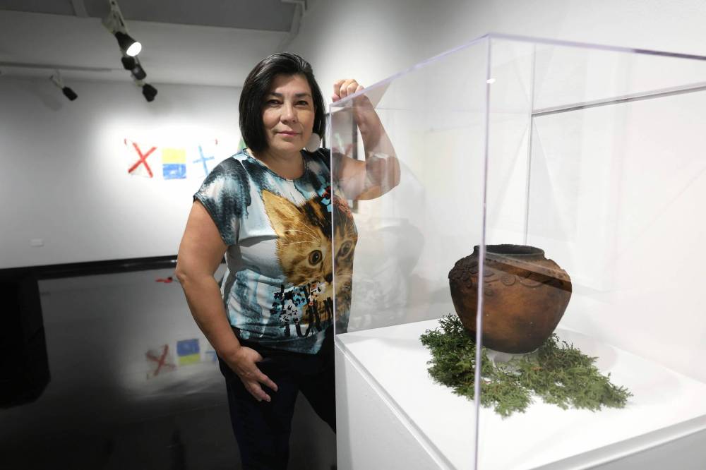 Ruth Bonneville / Free Press
University of Winnipeg alumni artist KC Adams with her pottery