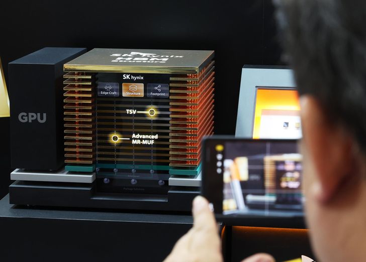 Visitors view semiconductor products at an exhibition in Suwon, Gyeonggi Province, Aug. 26. Yonhap