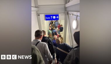 Multiple flights grounded amid 'connectivity issues' - BBC