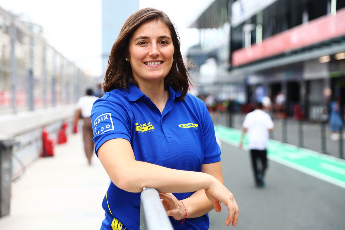 She is the first woman to win a NASCAR Brasil race in the overall classification 