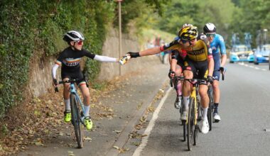 The moment Pascal Eenkhoorn passed a bidon to Xander Graham