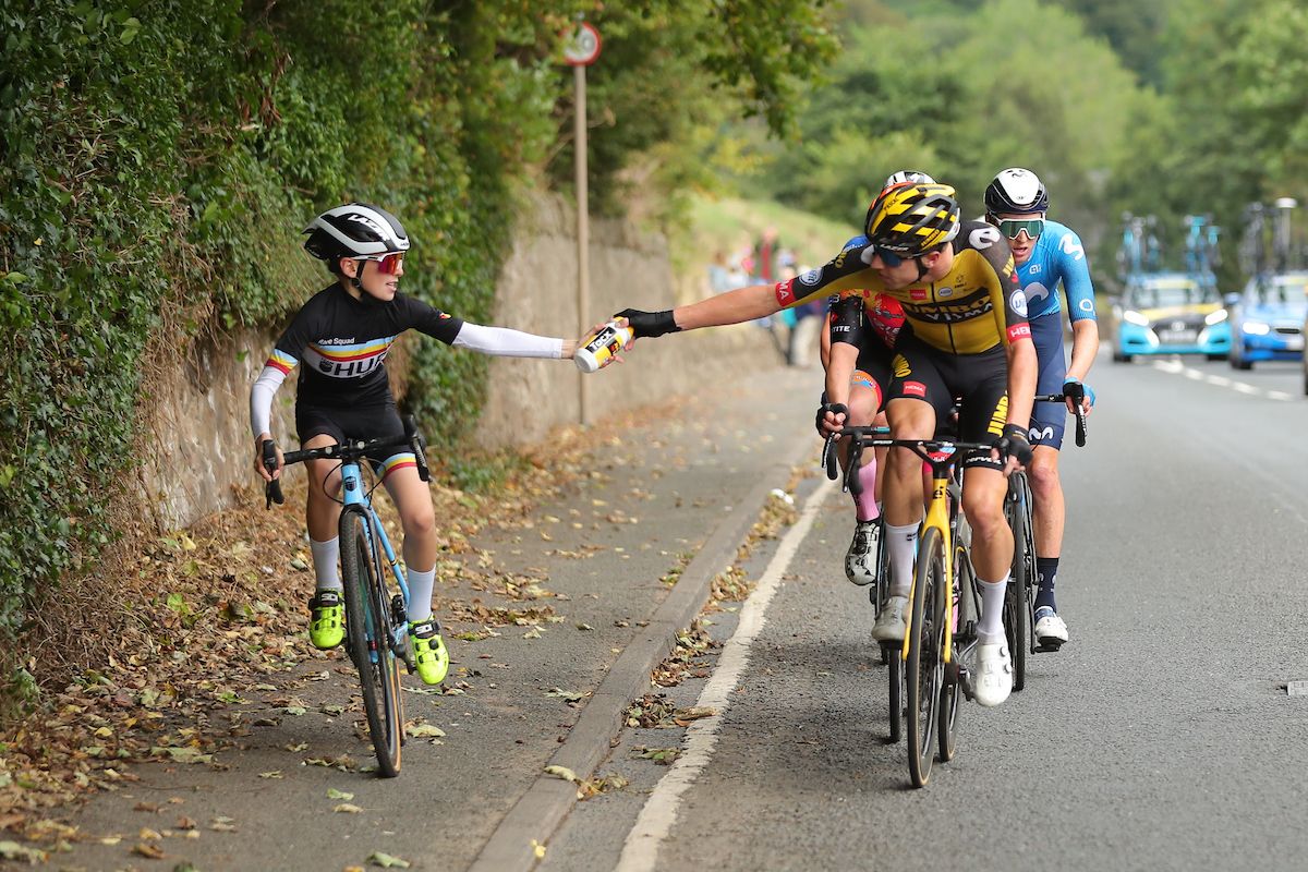 The moment Pascal Eenkhoorn passed a bidon to Xander Graham