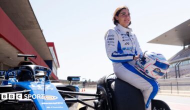 Jamie Chadwick next to Williams F1 car
