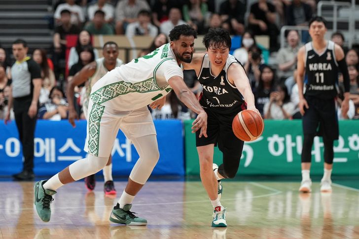 Korea's Lee Hyun-jung, right, competes for the ball with Saudi Arabia's Mohammed Alsuwailem during the FIBA World Cup 2027 Asian second round qualifier Group F basketball match between Korea and Saudi Arabia in Suwon, Gyeonggi Province, Aug. 31. AP-Yonhap