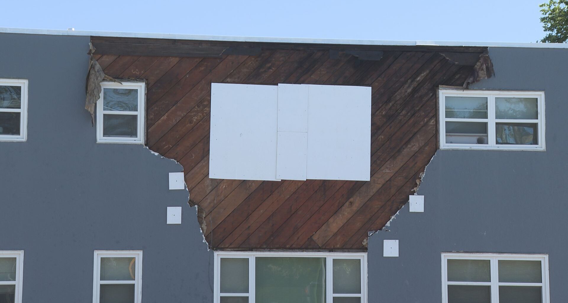 Residents question WFPS claim of explosion at Winnipeg apartment building