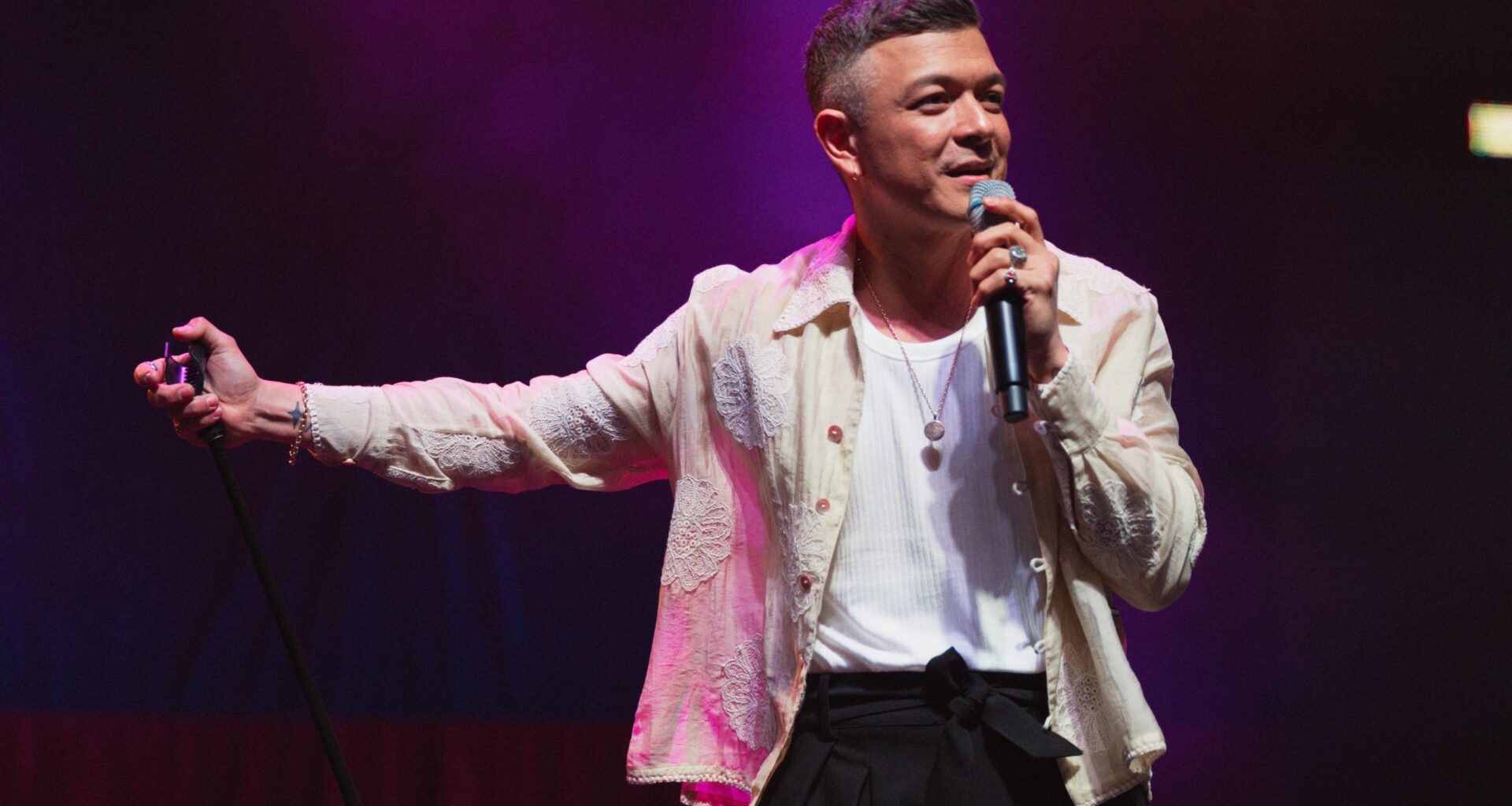 Jericho Rosales draws crowds to Philippine Festival Mississauga